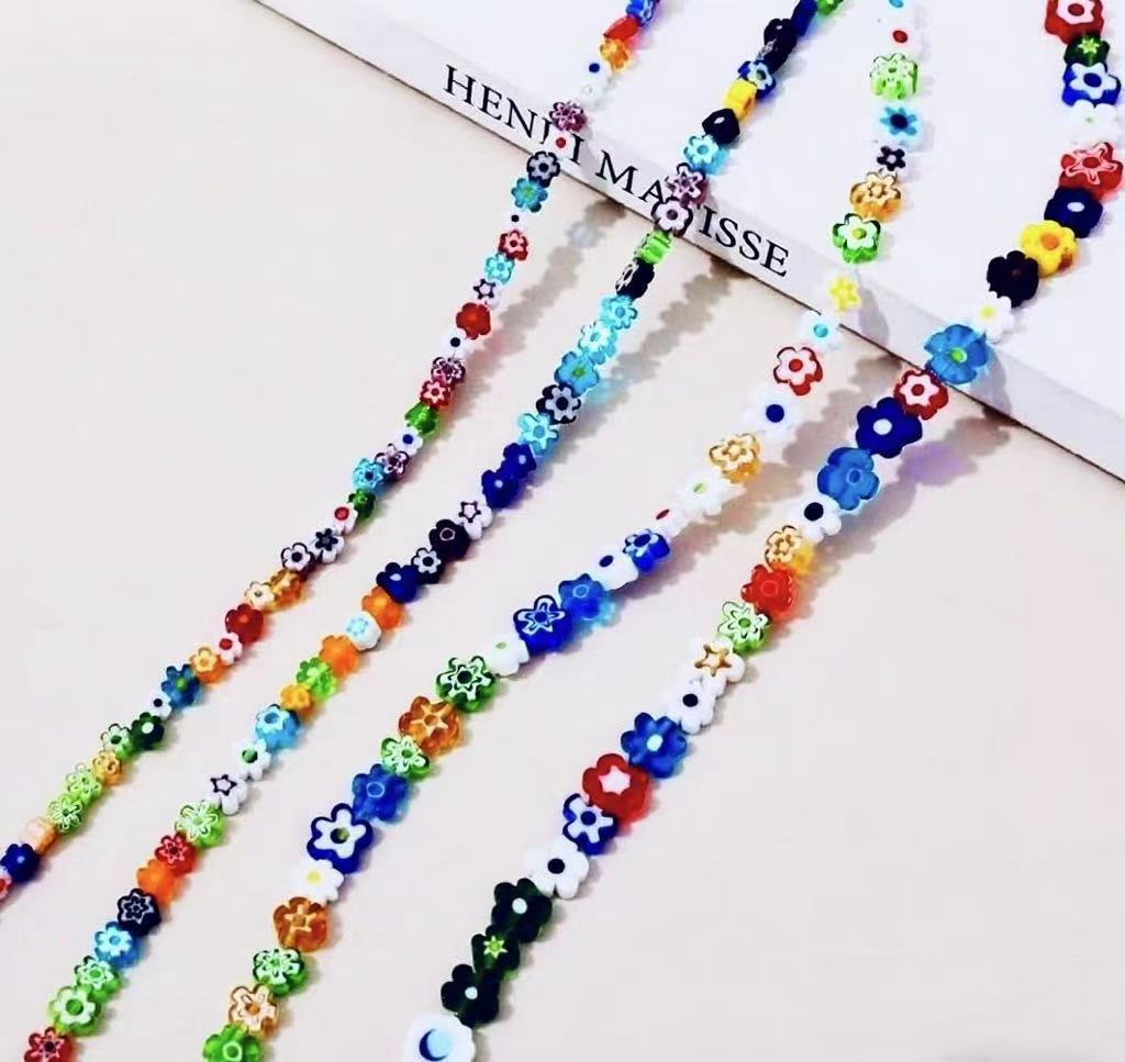 【A045】虹色花びら 　高品質瑠璃ビーズ