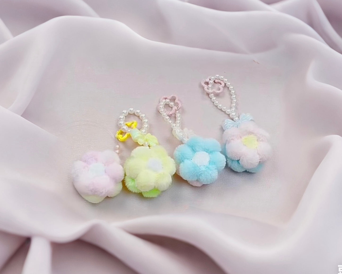 【A049】ふわふわカラフルポンポン